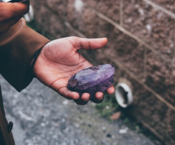 Thạch anh tím: Bậc thầy thanh tẩy không gian sống